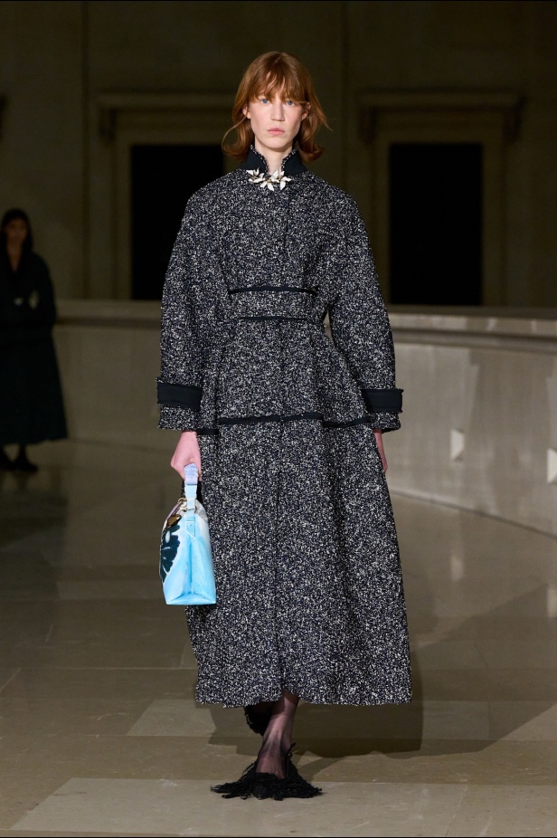 Erdem لخريف وشتاء 2025: لوحات حالمة تنبض بالحركة.. تحكي قصصًا من الذكريات والضوء (فيديو)