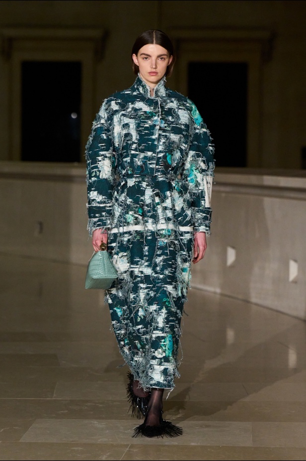 Erdem لخريف وشتاء 2025: لوحات حالمة تنبض بالحركة.. تحكي قصصًا من الذكريات والضوء (فيديو)