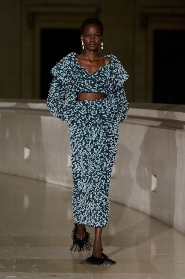 Erdem لخريف وشتاء 2025: لوحات حالمة تنبض بالحركة.. تحكي قصصًا من الذكريات والضوء (فيديو)