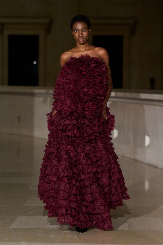 Erdem لخريف وشتاء 2025: لوحات حالمة تنبض بالحركة.. تحكي قصصًا من الذكريات والضوء (فيديو)