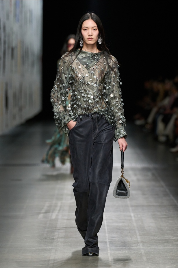 مجموعة Etro خريف 2025 للملابس الجاهزة: تطوّر دائم.. إنها Etro Magma