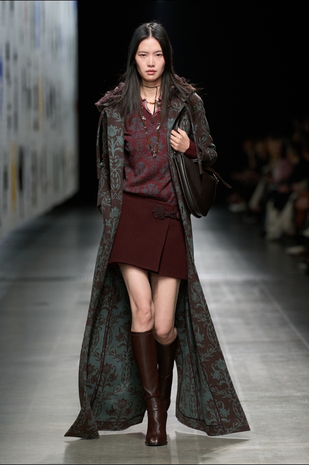 مجموعة Etro خريف 2025 للملابس الجاهزة: تطوّر دائم.. إنها Etro Magma