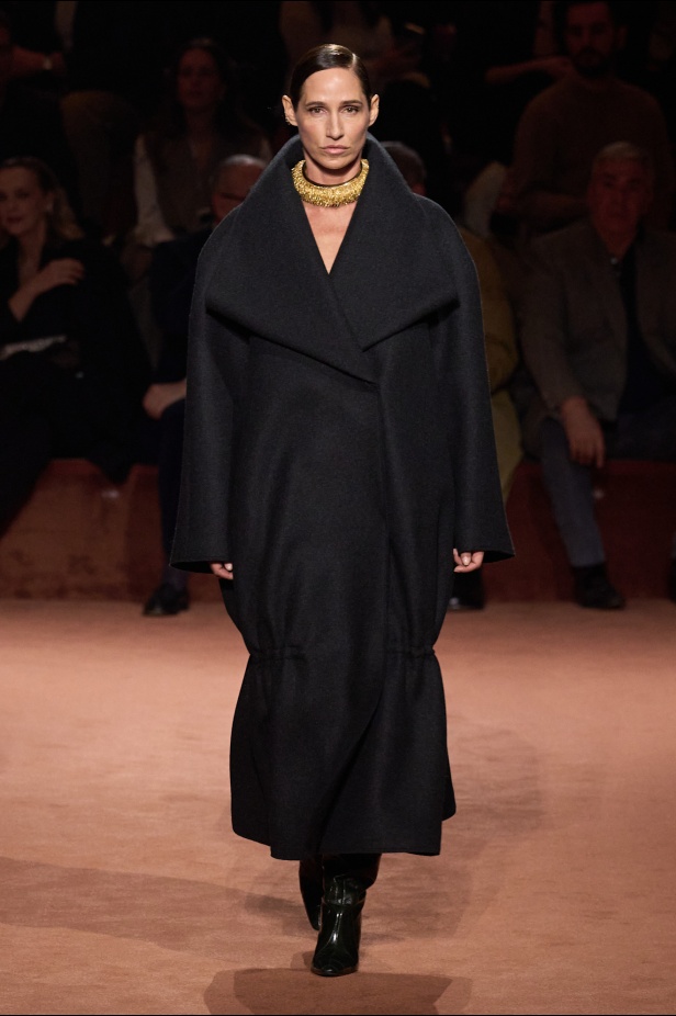 علامة Fendi تعرض أناقة تصاميمها مباشرة من ميلانو