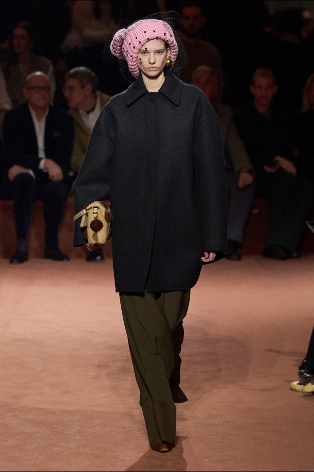 علامة Fendi تعرض أناقة تصاميمها مباشرة من ميلانو