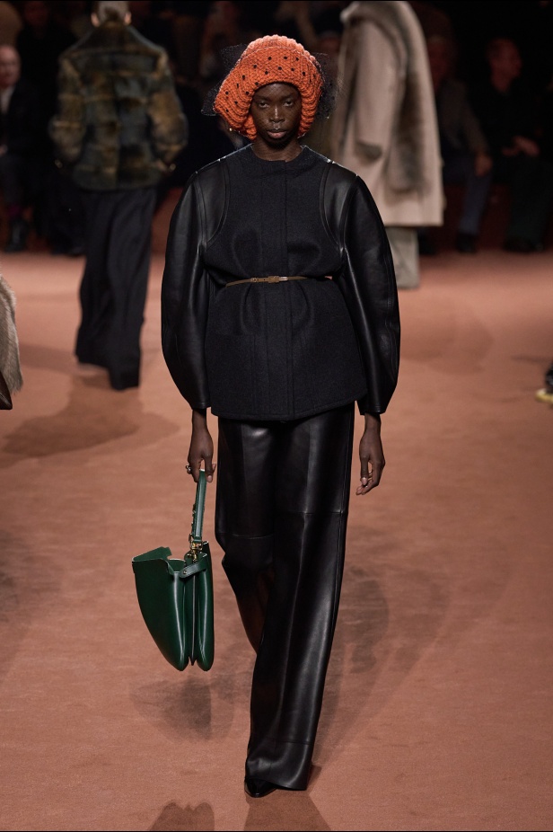 علامة Fendi تعرض أناقة تصاميمها مباشرة من ميلانو