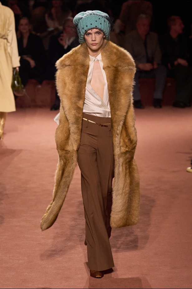 علامة Fendi تعرض أناقة تصاميمها مباشرة من ميلانو