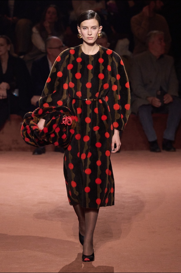 علامة Fendi تعرض أناقة تصاميمها مباشرة من ميلانو