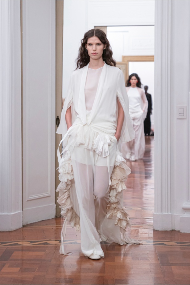 عرض أزياء Alberta Ferretti لموسم خريف وشتاء 2025