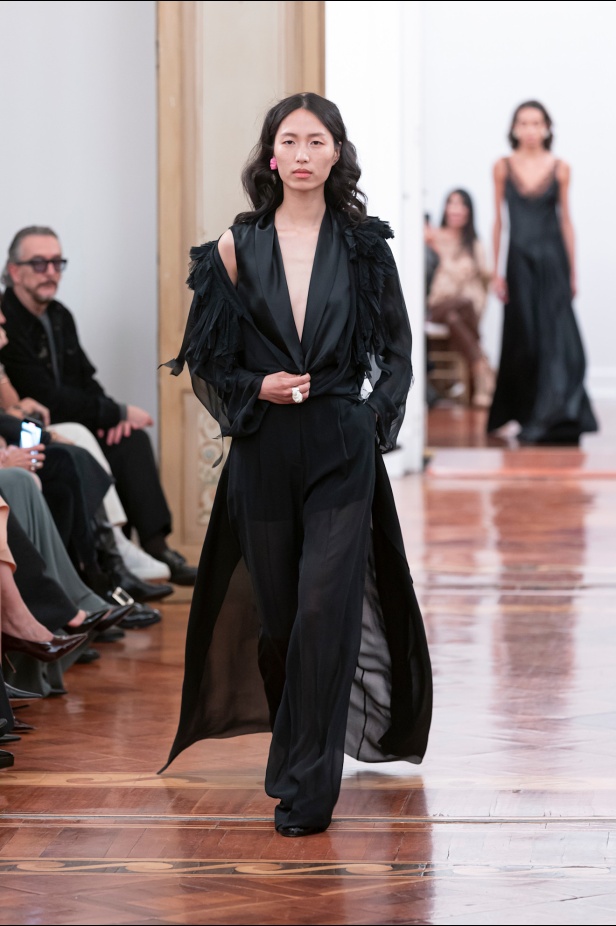 عرض أزياء Alberta Ferretti لموسم خريف وشتاء 2025