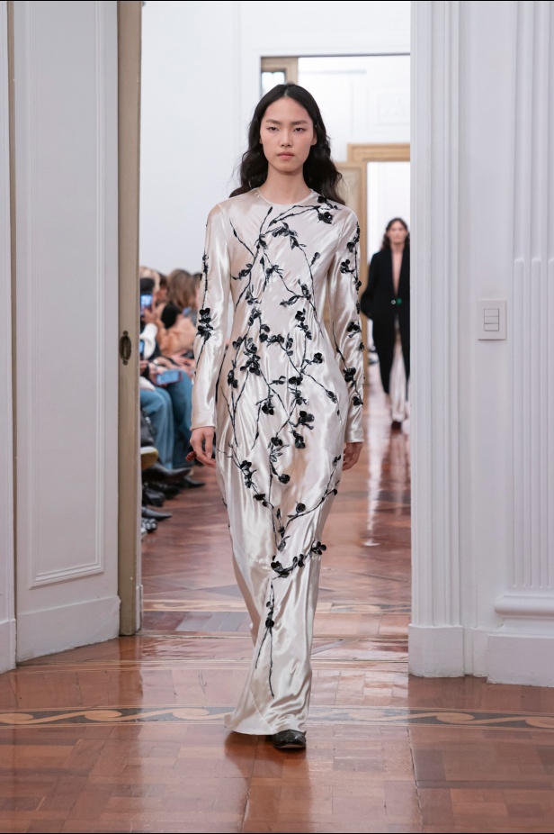 عرض أزياء Alberta Ferretti لموسم خريف وشتاء 2025