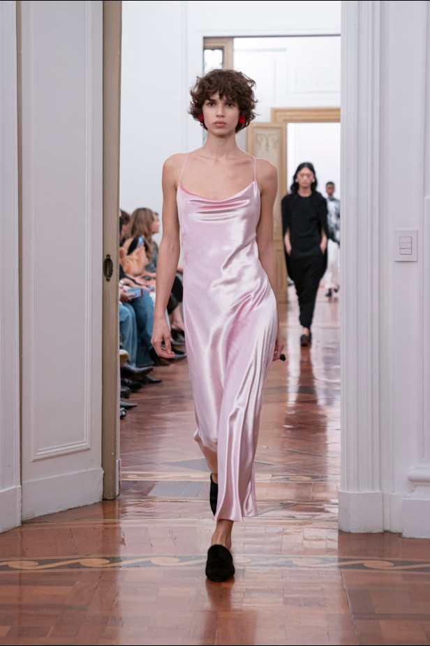 عرض أزياء Alberta Ferretti لموسم خريف وشتاء 2025