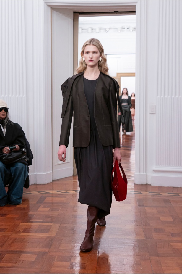 عرض أزياء Alberta Ferretti لموسم خريف وشتاء 2025