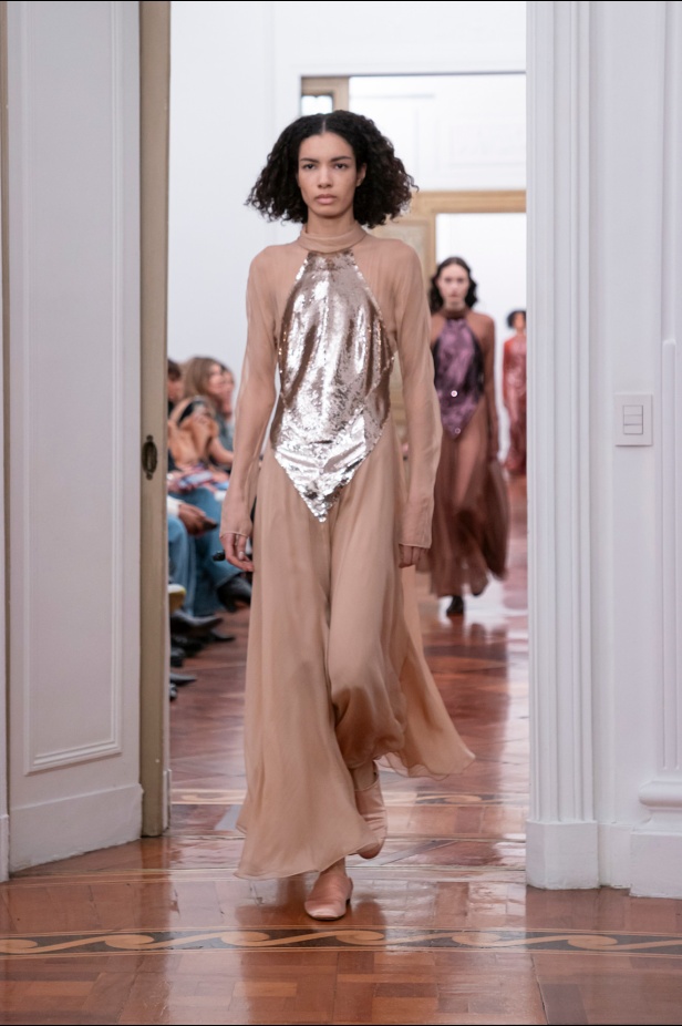 عرض أزياء Alberta Ferretti لموسم خريف وشتاء 2025
