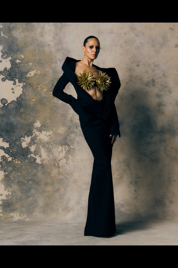 Harris Reed يجسد "الهشاشة والغضب" في مجموعة خريف 2025