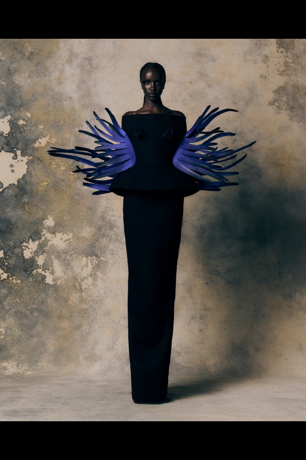 Harris Reed يجسد "الهشاشة والغضب" في مجموعة خريف 2025