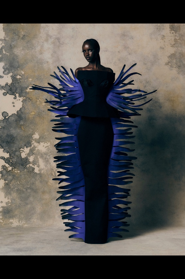 Harris Reed يجسد "الهشاشة والغضب" في مجموعة خريف 2025