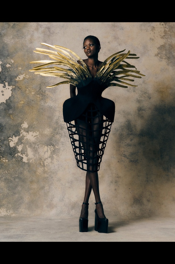 Harris Reed يجسد "الهشاشة والغضب" في مجموعة خريف 2025