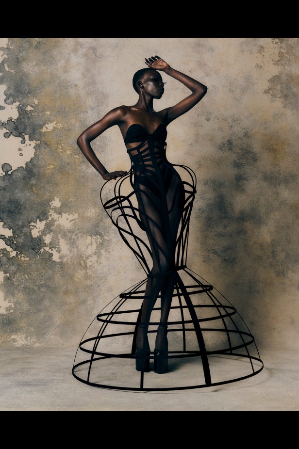 Harris Reed يجسد "الهشاشة والغضب" في مجموعة خريف 2025