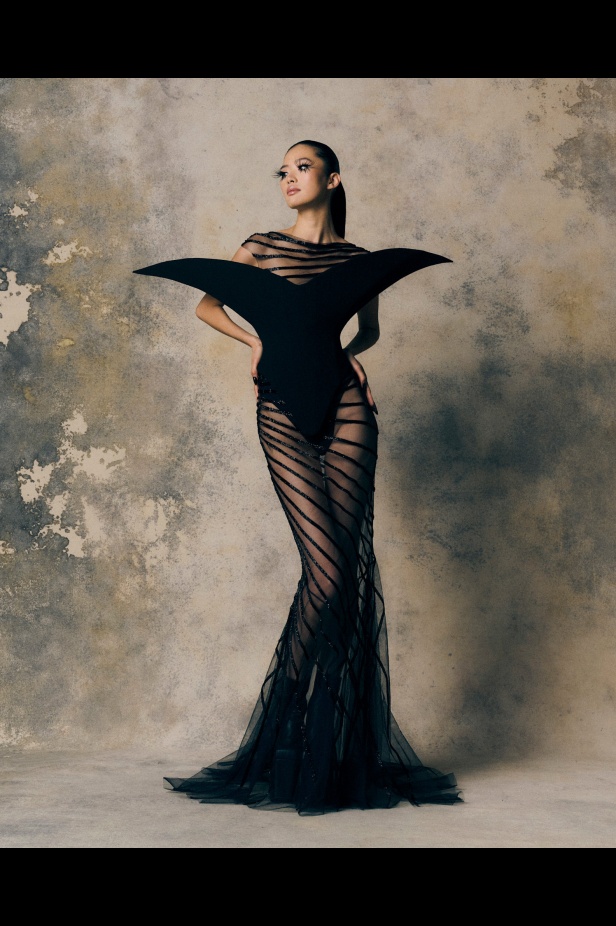 Harris Reed يجسد "الهشاشة والغضب" في مجموعة خريف 2025