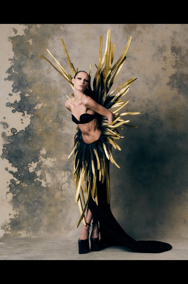 Harris Reed يجسد "الهشاشة والغضب" في مجموعة خريف 2025