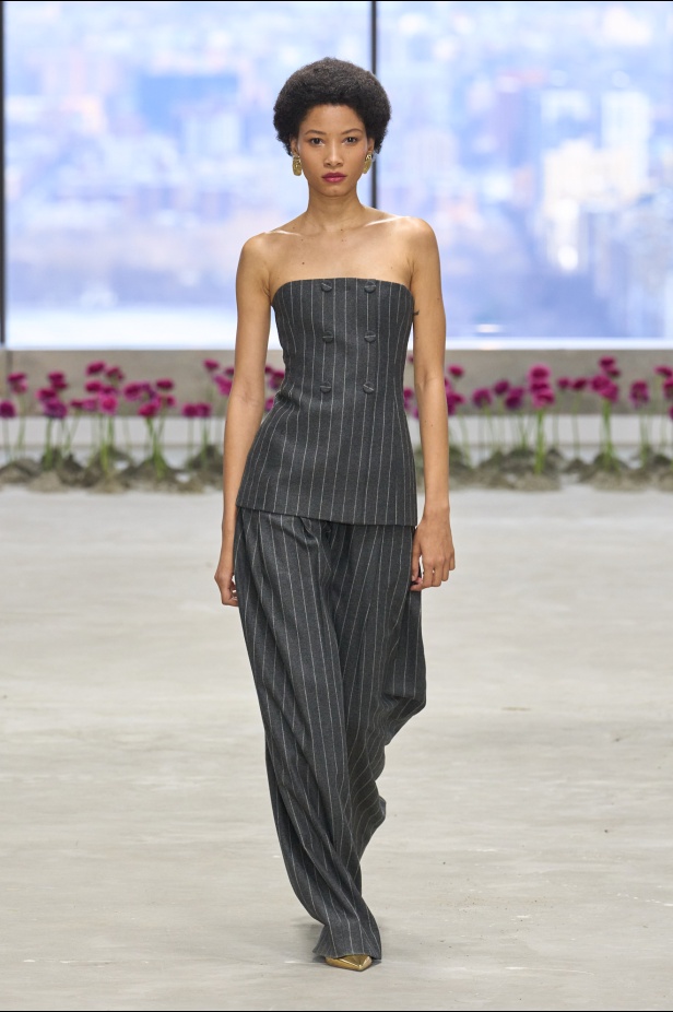 كارولينا هيريرا لخريف 2025: حديقة متفتحة، وإرث ينبض بالحياة