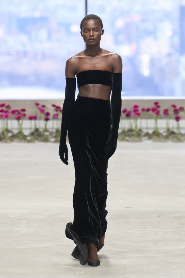 كارولينا هيريرا لخريف 2025: حديقة متفتحة، وإرث ينبض بالحياة