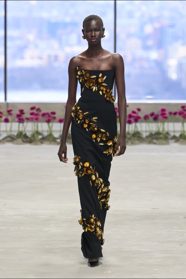 كارولينا هيريرا لخريف 2025: حديقة متفتحة، وإرث ينبض بالحياة