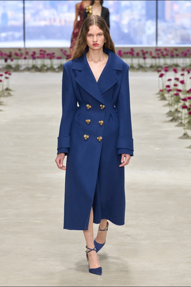 كارولينا هيريرا لخريف 2025: حديقة متفتحة، وإرث ينبض بالحياة