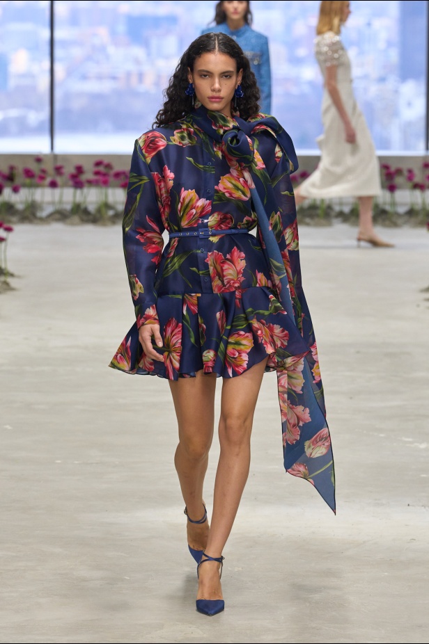 كارولينا هيريرا لخريف 2025: حديقة متفتحة، وإرث ينبض بالحياة