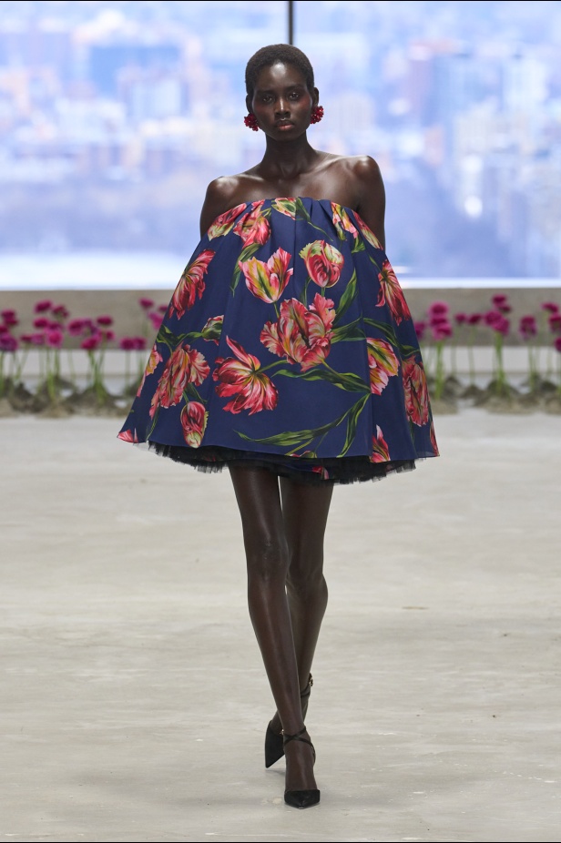 كارولينا هيريرا لخريف 2025: حديقة متفتحة، وإرث ينبض بالحياة