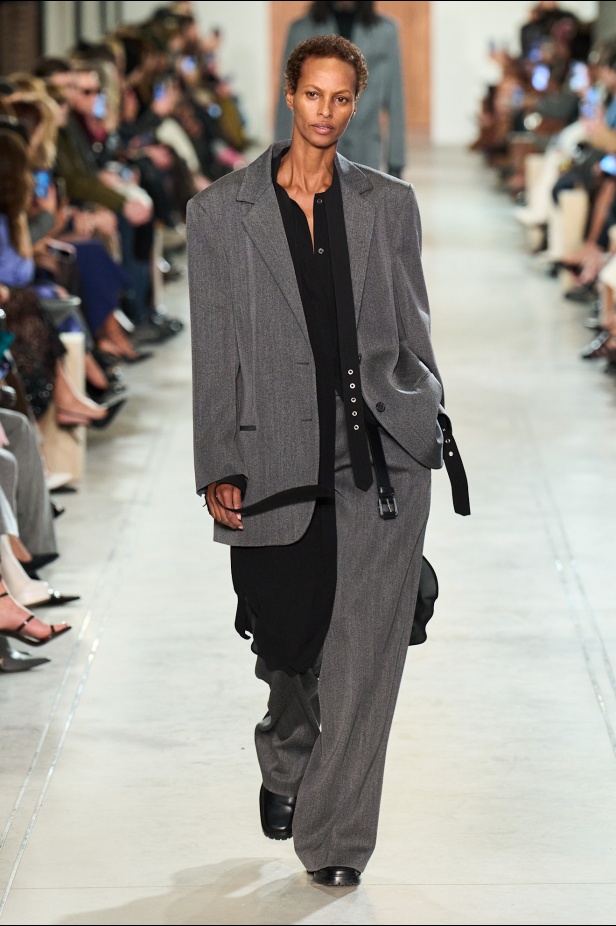 "مايكل كورس" خريف و شتاء 2025 فنّ الأناقة الأُحادية و الفخامة الهادئة 