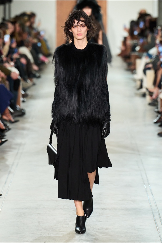 "مايكل كورس" خريف و شتاء 2025 فنّ الأناقة الأُحادية و الفخامة الهادئة 