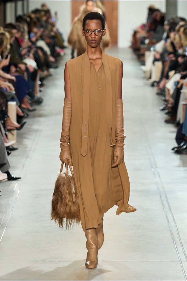 "مايكل كورس" خريف و شتاء 2025 فنّ الأناقة الأُحادية و الفخامة الهادئة 