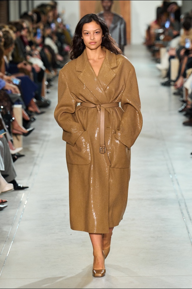 "مايكل كورس" خريف و شتاء 2025 فنّ الأناقة الأُحادية و الفخامة الهادئة 