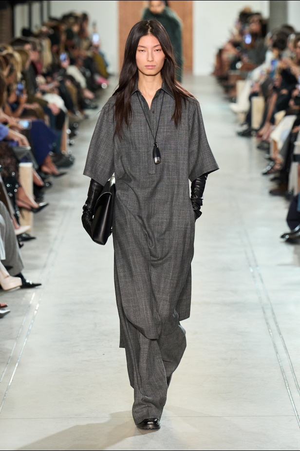 "مايكل كورس" خريف و شتاء 2025 فنّ الأناقة الأُحادية و الفخامة الهادئة 