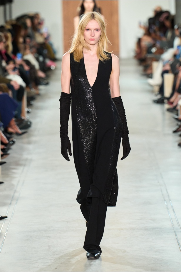 "مايكل كورس" خريف و شتاء 2025 فنّ الأناقة الأُحادية و الفخامة الهادئة 