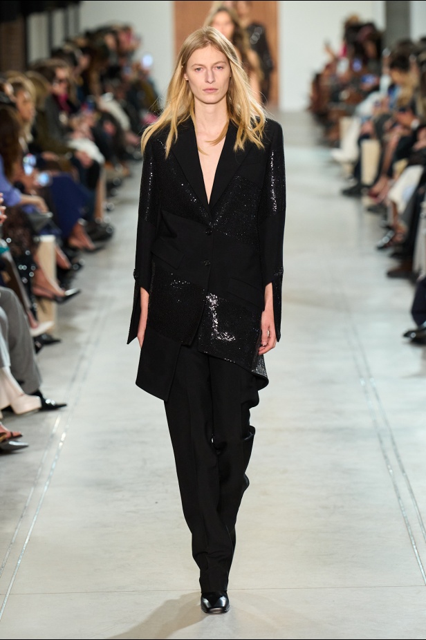 "مايكل كورس" خريف و شتاء 2025 فنّ الأناقة الأُحادية و الفخامة الهادئة 