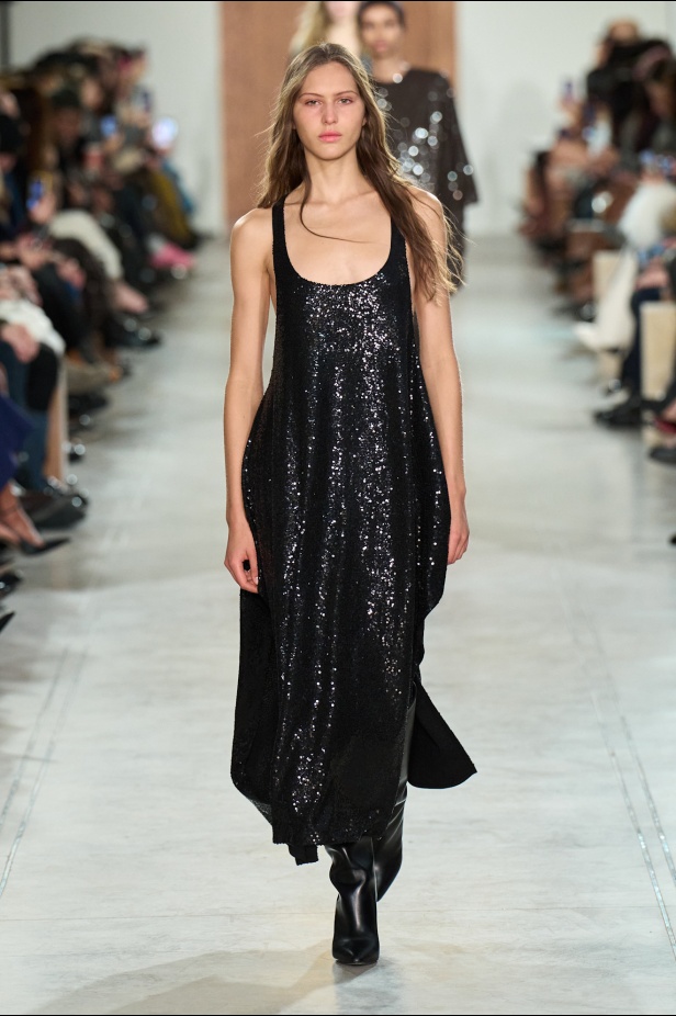 "مايكل كورس" خريف و شتاء 2025 فنّ الأناقة الأُحادية و الفخامة الهادئة 