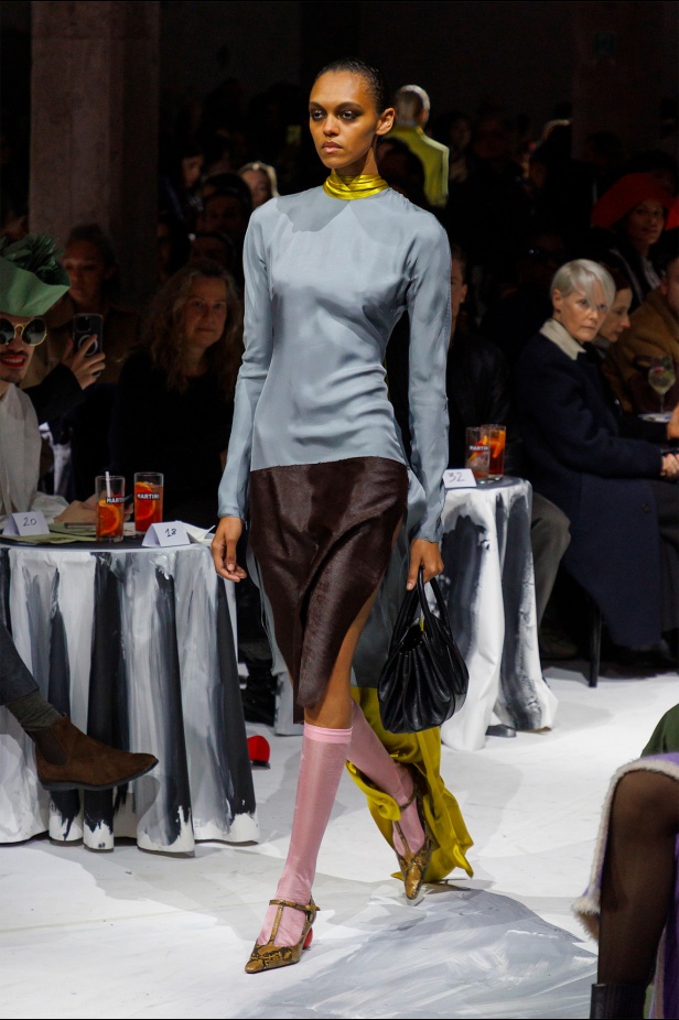 Marni  لخريف 2025: عندما تذوب الأزياء في قلب الفن