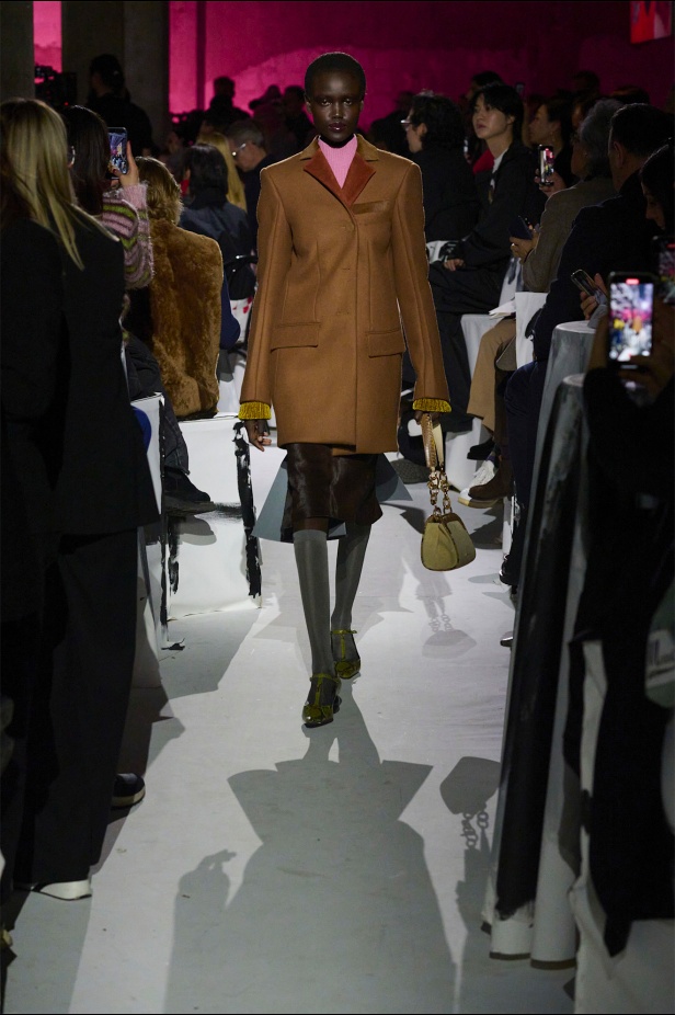 Marni  لخريف 2025: عندما تذوب الأزياء في قلب الفن