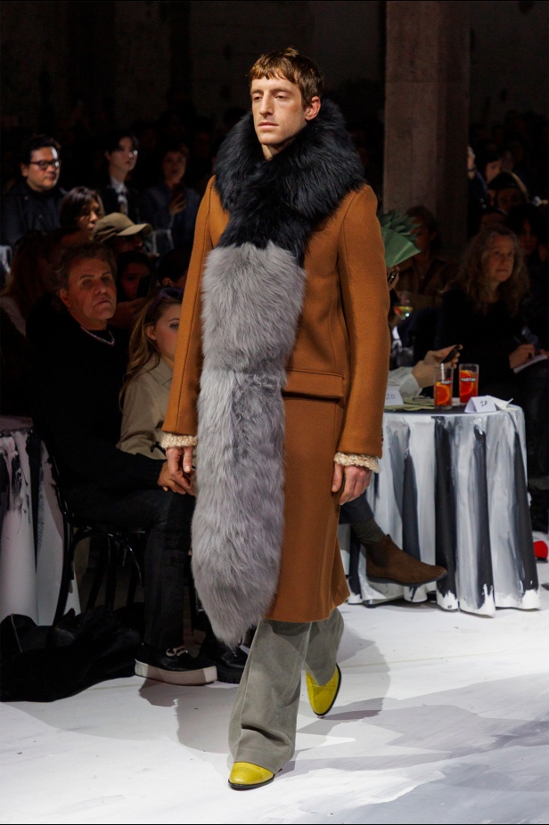 Marni  لخريف 2025: عندما تذوب الأزياء في قلب الفن