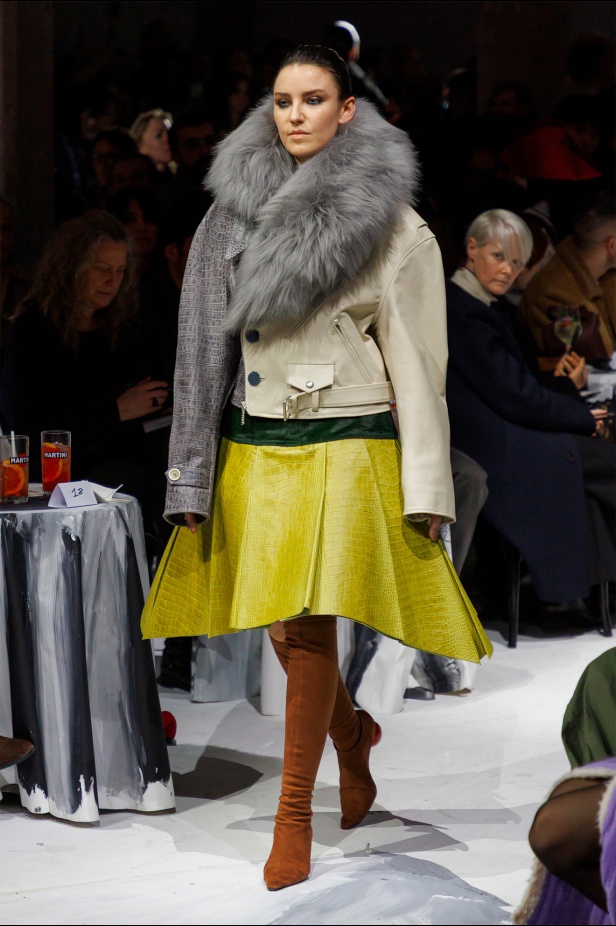 Marni  لخريف 2025: عندما تذوب الأزياء في قلب الفن