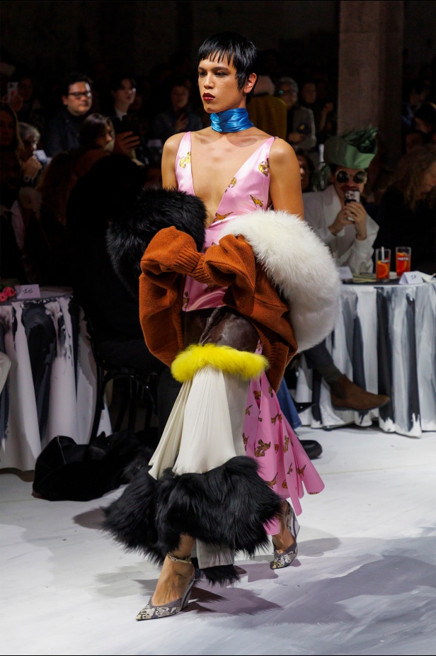 Marni  لخريف 2025: عندما تذوب الأزياء في قلب الفن