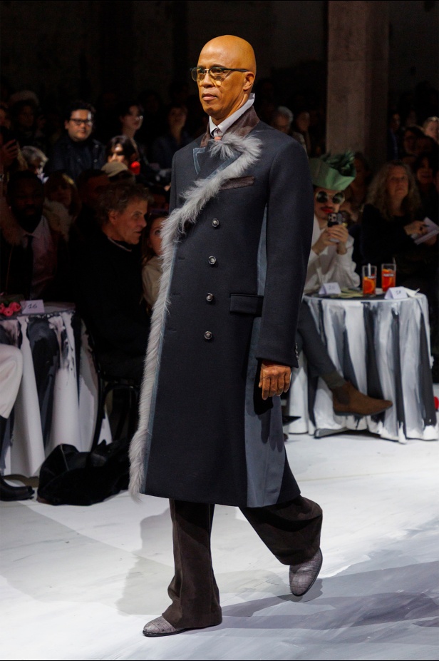 Marni  لخريف 2025: عندما تذوب الأزياء في قلب الفن