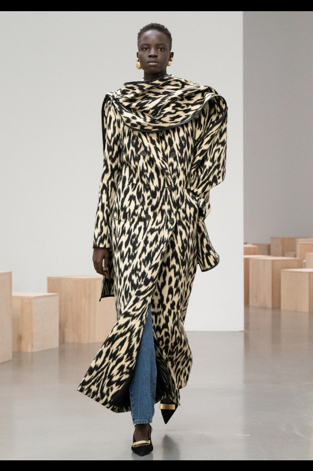 براندن ماكسويل مجموعة مميزة قريبة من قلب جميع النساء في أسبوع نيويورك (فيديو)