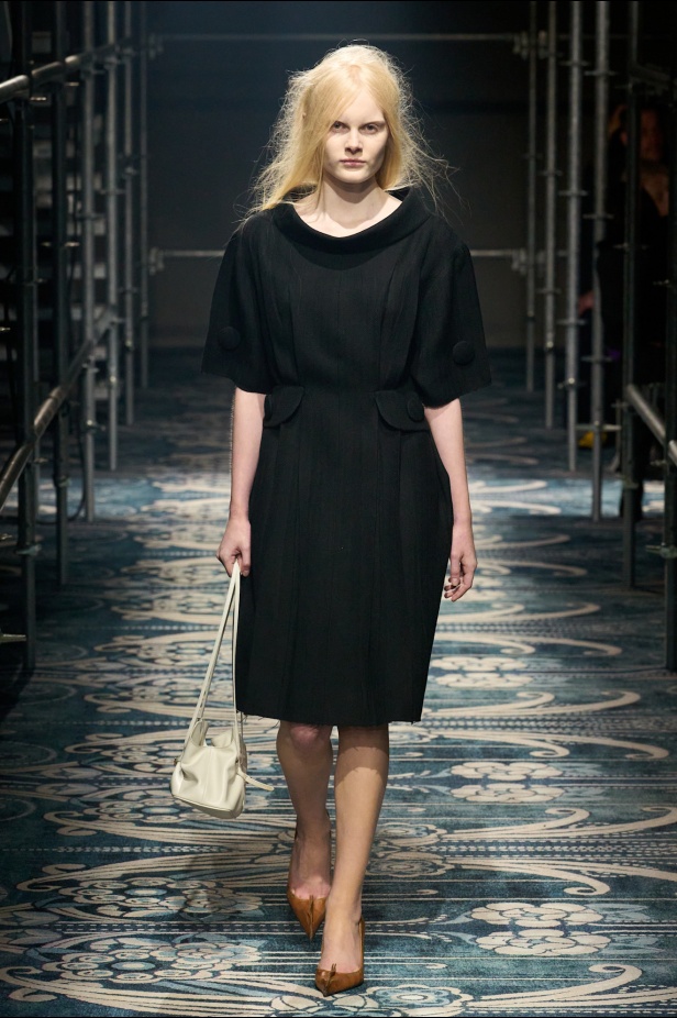 PRADA خريف 2025: تمرُّدٌ فكريٌّ على حافةِ الجمال (فيديو)