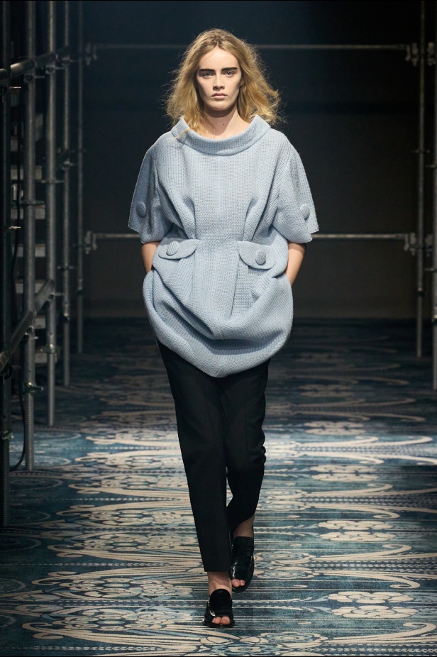 PRADA خريف 2025: تمرُّدٌ فكريٌّ على حافةِ الجمال (فيديو)