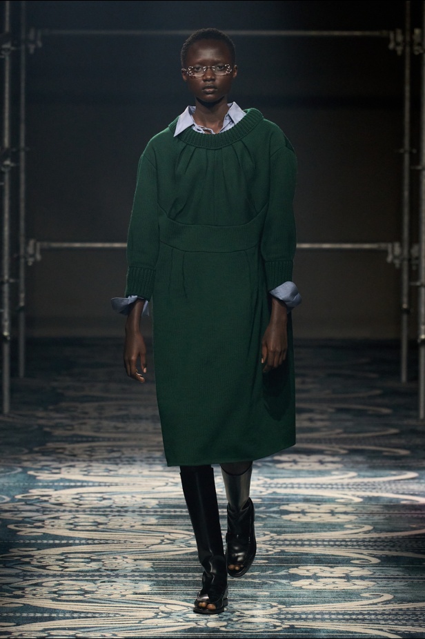 PRADA خريف 2025: تمرُّدٌ فكريٌّ على حافةِ الجمال (فيديو)