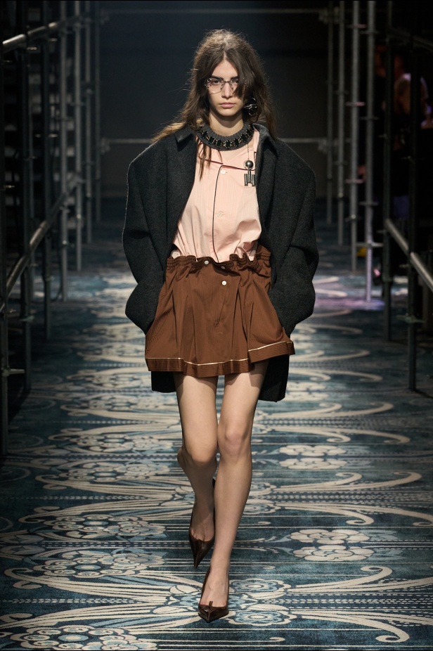 PRADA خريف 2025: تمرُّدٌ فكريٌّ على حافةِ الجمال (فيديو)