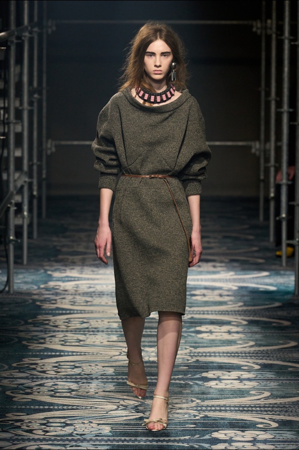 PRADA خريف 2025: تمرُّدٌ فكريٌّ على حافةِ الجمال (فيديو)